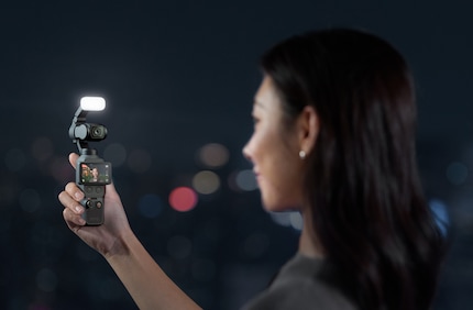 L'Osmo Pocket è ideale per filmare se stessi. La luce video è inclusa nel Creator Combo.