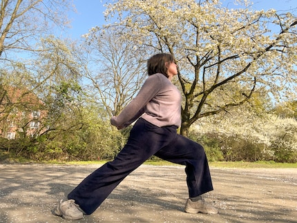 Beim Ausfallschritt kannst du auch gleichzeitig deine Schultern lockern, indem du die Arme nach hinten ziehst.
