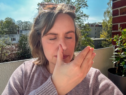 Du kannst die Wechselatmung auch erst mal ganz entspannt auf dem Balkon üben.