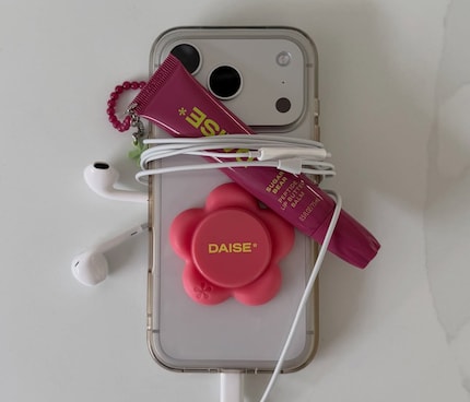 Warum hier trotzdem noch ein separater Lipbalm um das Smartphone gebunden wurde, weiss niemand.