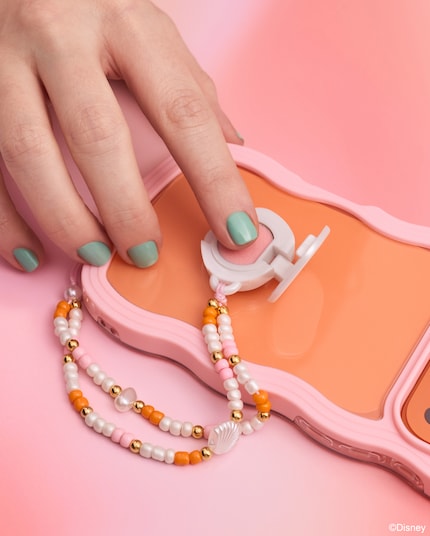 Auch Phone Charms werden beautifiziert: der Lippenbalsam to go aus der Arielle-Kollektion.