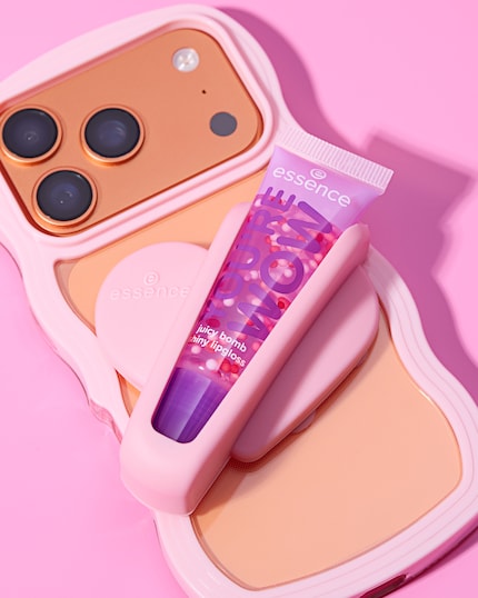 Essence' herzförmiger Lipgloss Holder besitzt Saugnäpfe auf der Rückseite und lässt sich einfach am Handy festmachen.