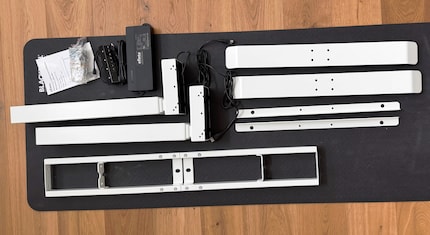 Die Stahlblechteile für den Unterbau im Überblick. Keine Sorge, der Schreibtisch steht am Ende absolut waagrecht, anders als dieses Foto.