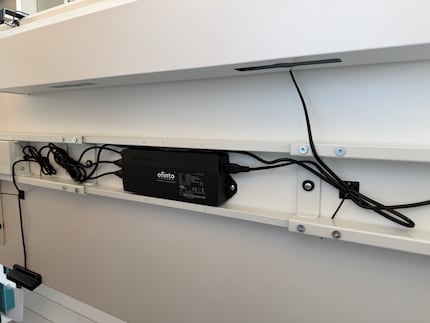 Kabelordnung nach Martins Art: gut genug. Es ist eh unter der Tischplatte, niemand sieht's.