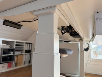 Ein Tischbein wie der Schenkel eines Fussballers, nur dass es hier oben schmaler wird.