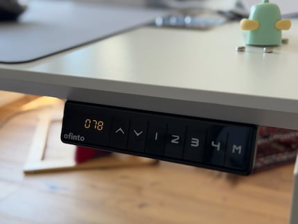 Meine Arbeitshöhe im Sitzen, gemessen in Zentimetern.