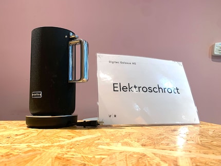 War es das für meine teure Neuanschaffung? Bevor ich den Wasserkocher im Shop abgebe, posiert er in der Büroküche.