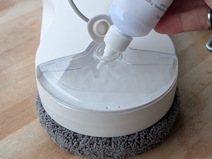 Mit der Plastikflasche kann ich den Roboter mit Flüssigkeit befüllen.