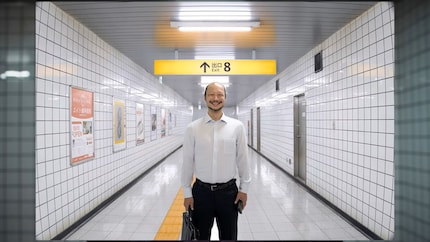 Je kunt niemand vertrouwen die zo blij is om in een metrostation te zijn.