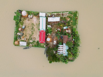 Dieses erhöhte Grundstück beinhaltet Wohnhäuser und Platz für Vieh.