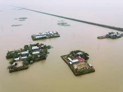 Einige erhöhte Strassen verbinden verschiedene Ansammlungen von Siedlungen miteinander.