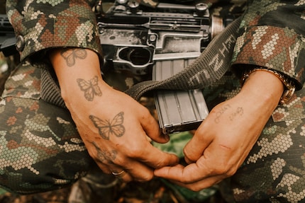 Katherine ist seit drei Jahren Mitglied der bewaffneten Comandos de la Frontera. Sie trat bei, nachdem sie keine legale Arbeit gefunden hatte. Die Gruppierung kontrolliert einen Grossteil von Putumayo.