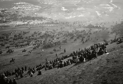Buzkashi-Turniere werden in flachen Ebenen zwischen Tälern gespielt, wo die Spiele von der natürlichen Geographie einigermassen begrenzt sind. Zudem dienen die Hänge als Tribünen.