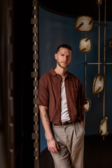 Federico Stefanovich in seinem Showroom in Mexico City, wo Tageslicht und seine skulpturalen Leuchten sich gegenseitig bespielen.