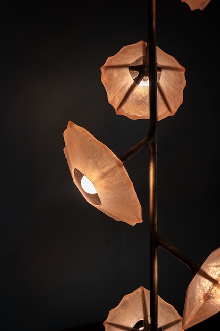 Sie ist inspiriert von marinen Strukturen und gefertigt aus Fiberglas.