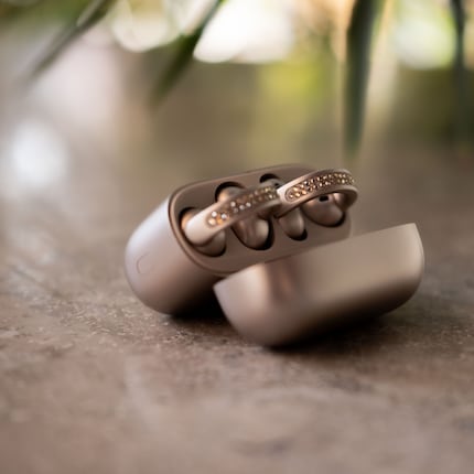 Die «Moto Buds Loop Swarovski» sind Kopfhörer und Schmuck in einem.