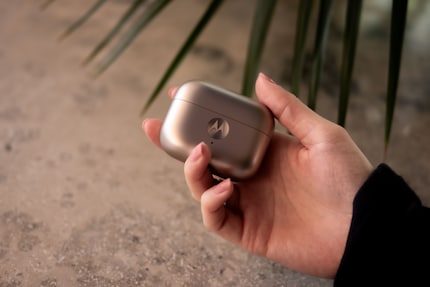 So sieht das Case der «Moto Buds Loop Swarovski» aus.