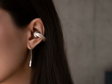 Die «Moto Buds Loop Swarovski» sitzen bequem und stabil am Ohr.