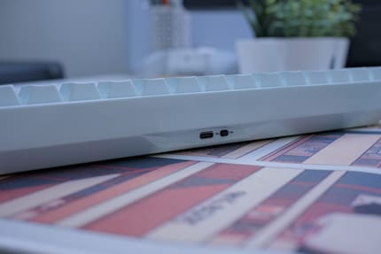 Für viele ein Killerkriterium: Die Q16 HE 8K lässt sich nur per Kabel verbinden.