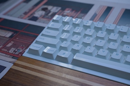 Die Tastenkappen reflektieren Licht besonders schön.