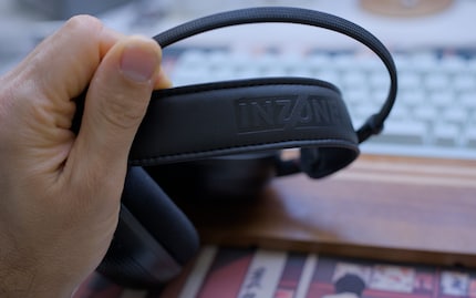Das Kopfband mit dezentem Branding ist angenehm.
