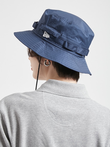 Riemen, Täschchen und Kinnband.