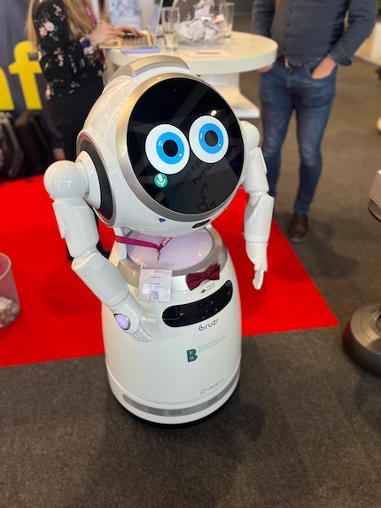 Auch Roboter sind reichlich erschienen: Sie tanzen, informieren und servieren.