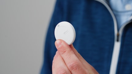 Sieht fast so aus wie ein AirTag von Apple – und funktioniert genauso.