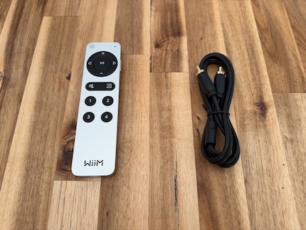 De afstandsbediening is minimalistisch, maar ligt prettig in de hand.