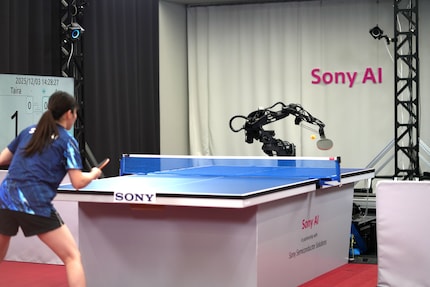 Die Profi-Tischtennisspielerin Taira Mayuka tritt in Tokio gegen Sonys Tischtennis-Roboter Ace an.