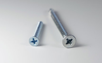 Links Philipps, rechts Pozidriv