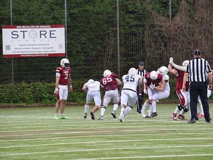 Hier würde ich in der Nachbearbeitung den Bildausschnitt verkleinern und das Tackle mehr in die Aufmerksamkeit rücken.