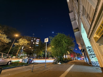 Für eine Ultraweitwinkelkamera bei Dunkelheit ausgezeichnet.