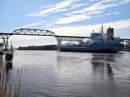 Schiff und Brücke: die Schattenpartien leider unter dem starken Sonnenlicht.