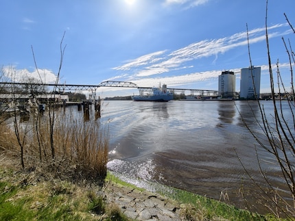 Mit der Ultraweitwinkelkamera bekomme ich das Kanalufer aufs Bild.