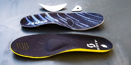 Zum Vergleich: hinten die Einlage des Gravel RC Carbon, vorne diejenige des Gravel Pro inklusive ein paar Hunde- und Katzenhaare.