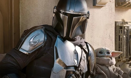 Het Mudhorn-logo is duidelijk zichtbaar op de schouderplaat van de Mandalorian.