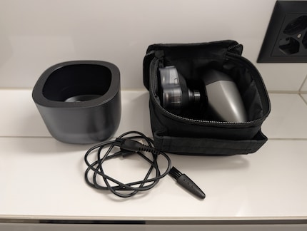 Das Reinigungsgefäss (links) mit dem restlichen Zubehör.