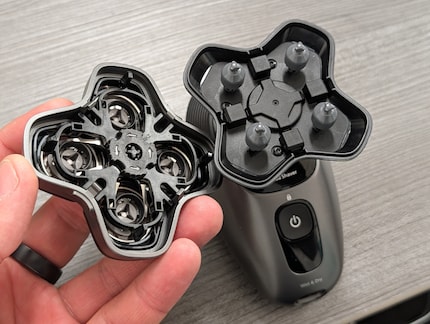 Zwischen Motor und Klingen hat es viel Platz für die abgeschnittenen Haare.