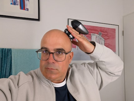 Wenn ich den Rasierer zwischen die Finger klemme, kann ich sanft über den Kopf fahren.