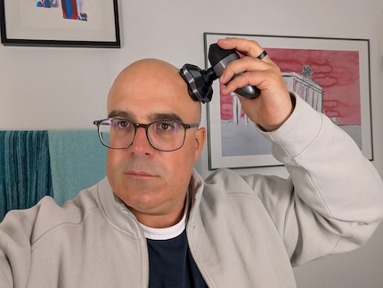 Der Rasierer passt besser auf die Kopfform als ins Gesicht.