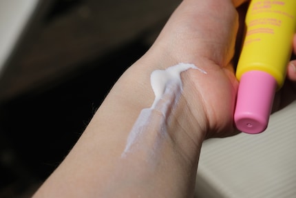L’ouverture effilée du tube permet un dosage précis.