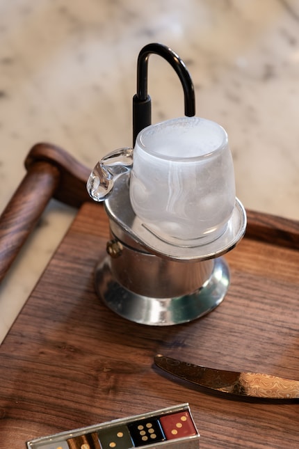 Worn Studios set bestaat uit een espressopot en twee bijpassende handgeblazen glazen kopjes zoals op de foto.