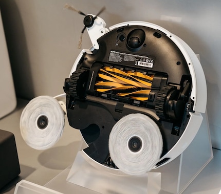 The V70 can extend both the brush and the mop a long way.