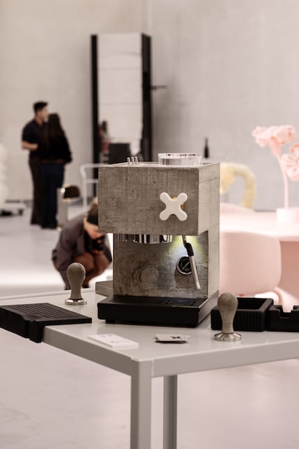 Een espressomachine van handgegoten beton, die meer sculptuur dan apparaat in de keuken is.