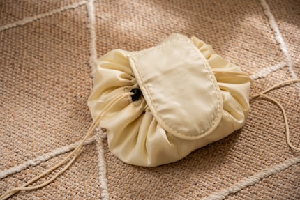 Als het trekkoord dicht is, zijn crèmes en andere spullen opgeborgen.