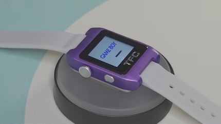 Auf dem kleinen Display erscheint der vertraute Game-Boy-Schriftzug. Die Bedienung erfolgt über seitliche Tasten.