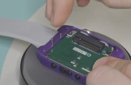 Die offene Rückseite zeigt, wie wenig Platz für Platine und Cartridge‑Slot bleibt.