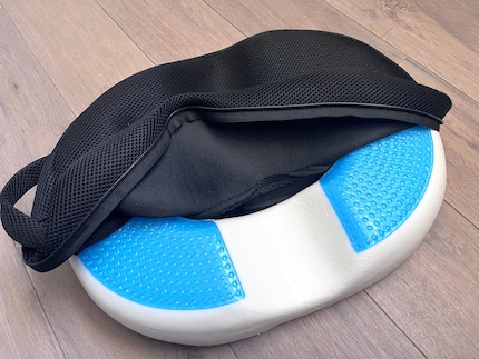 Den Bezug kann ich mit einem Handgriff abziehen, um ihn zu waschen. Darunter siehst du das blaue Gel.