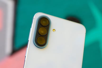 Die dritte Linse liefert nur zusätzliche Informationen für Fotos und ist nicht über die Kamera-App erreichbar.